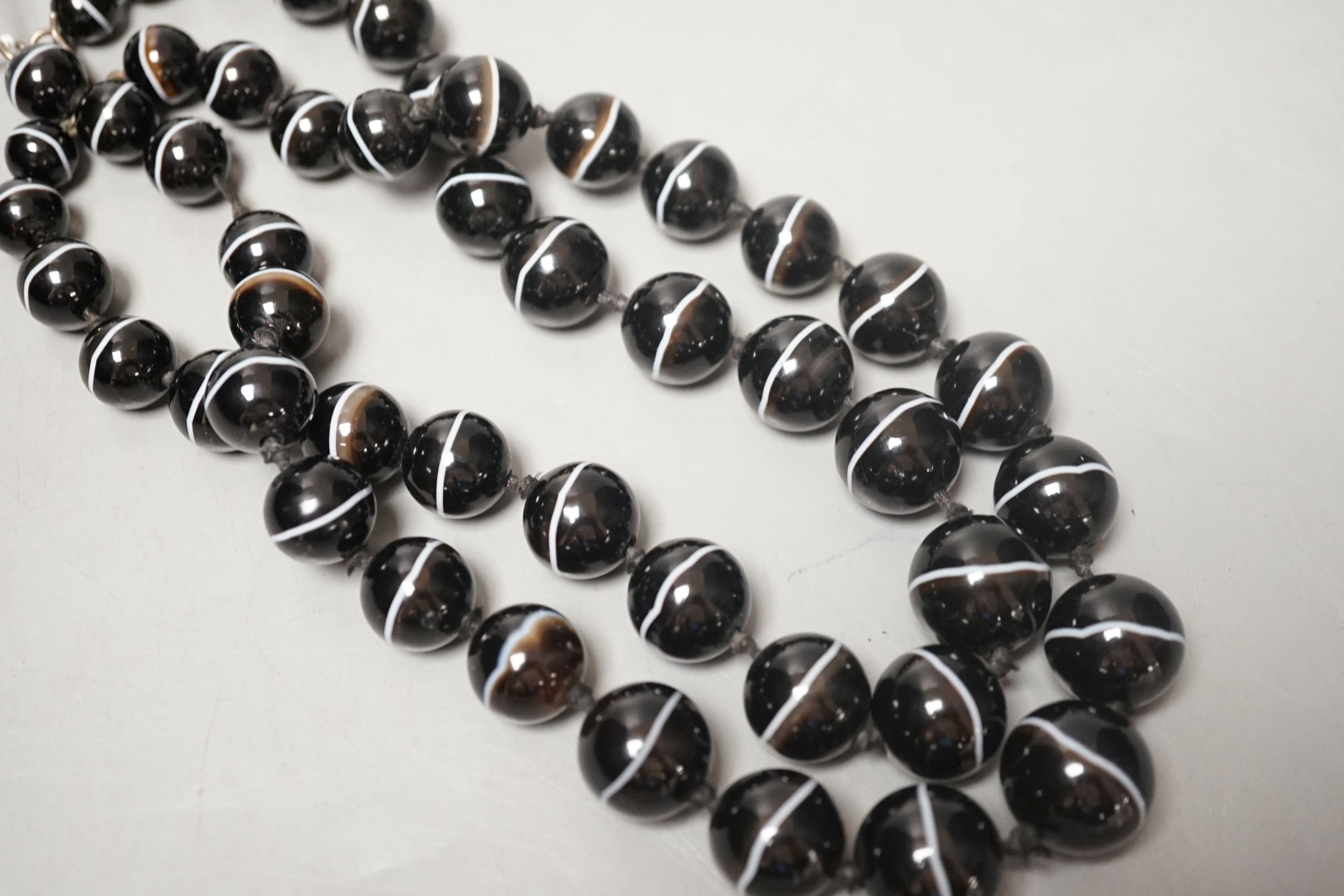 A single/double strand graduated banded agate bead necklace, 40cm or 82cm.
